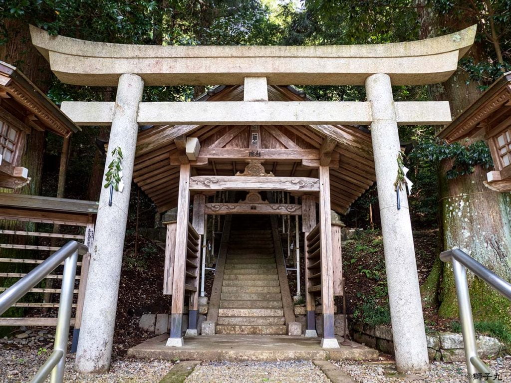 白山神社　岐阜県中津川市下野　二つ目の鳥居と屋根付き参道階段