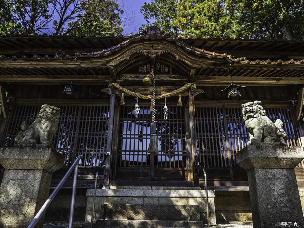 五宮神社（長野県木曽郡南木曽町）　拝殿と狛犬