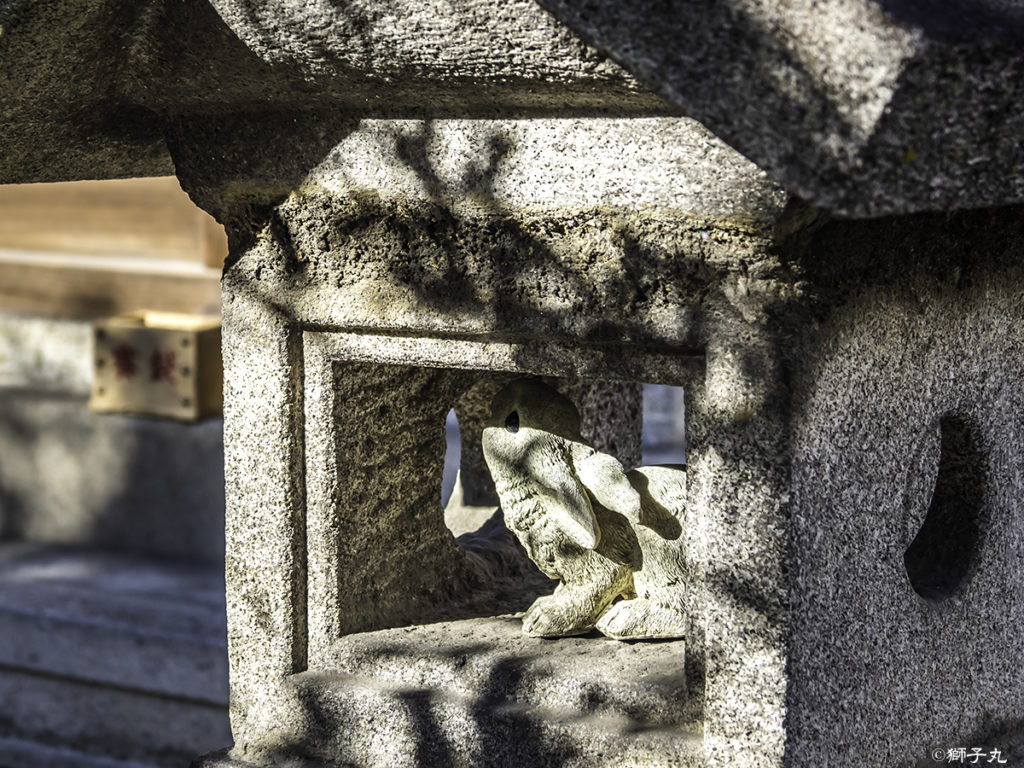 三輪神社（愛知県名古屋市）　灯籠のうさぎ