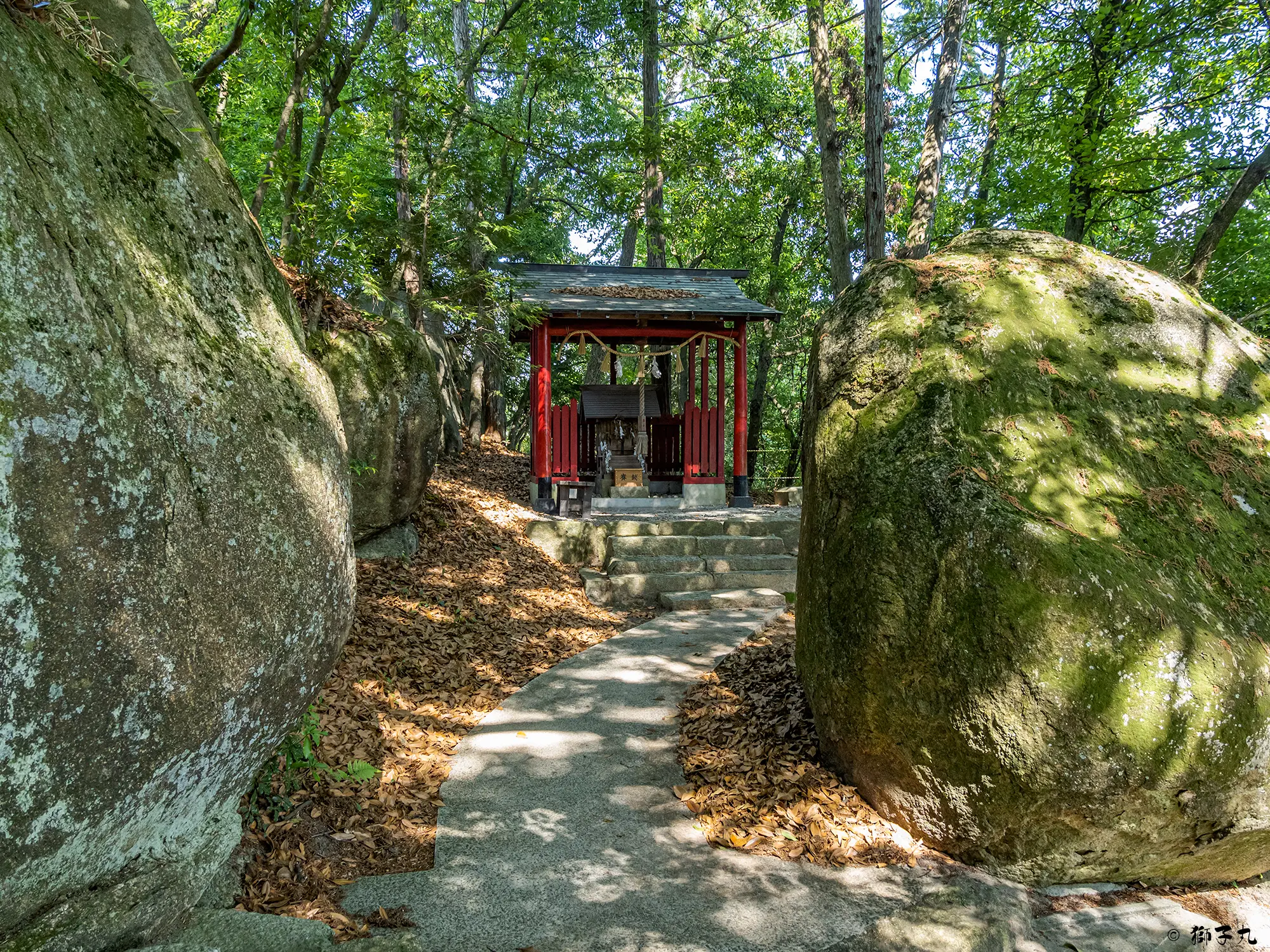 丸山神社（中津川市苗木） | 稲荷社 社殿前の巨石