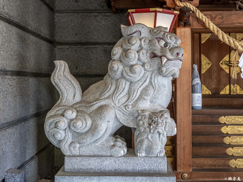 下呂温泉神社 子連れ狛犬（吽形）