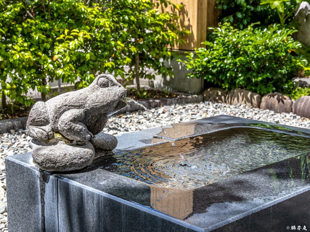 加恵瑠神社 カエルの手水舎